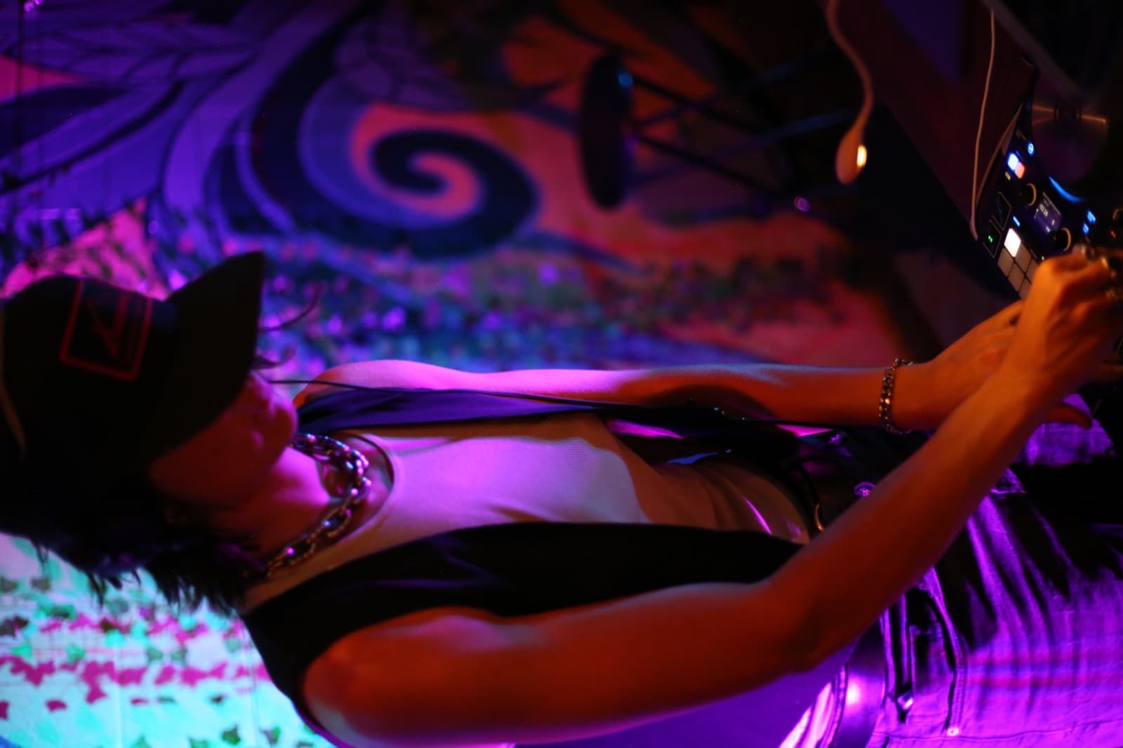 Alondra Kingman behind the decks